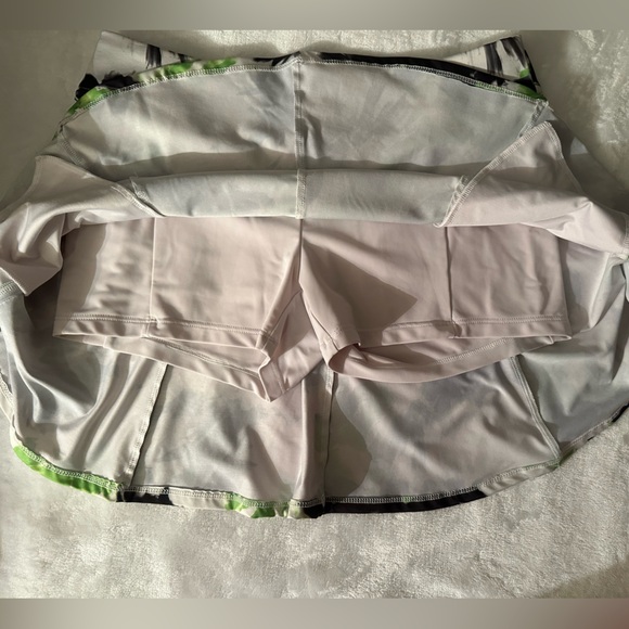 NWOT Amy Sport $160 women’s medium golf skort. Green & black print. Never worn - Picture 10 of 12